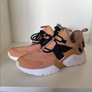 Women’s AIR HUARACHE CITY LOW size 10